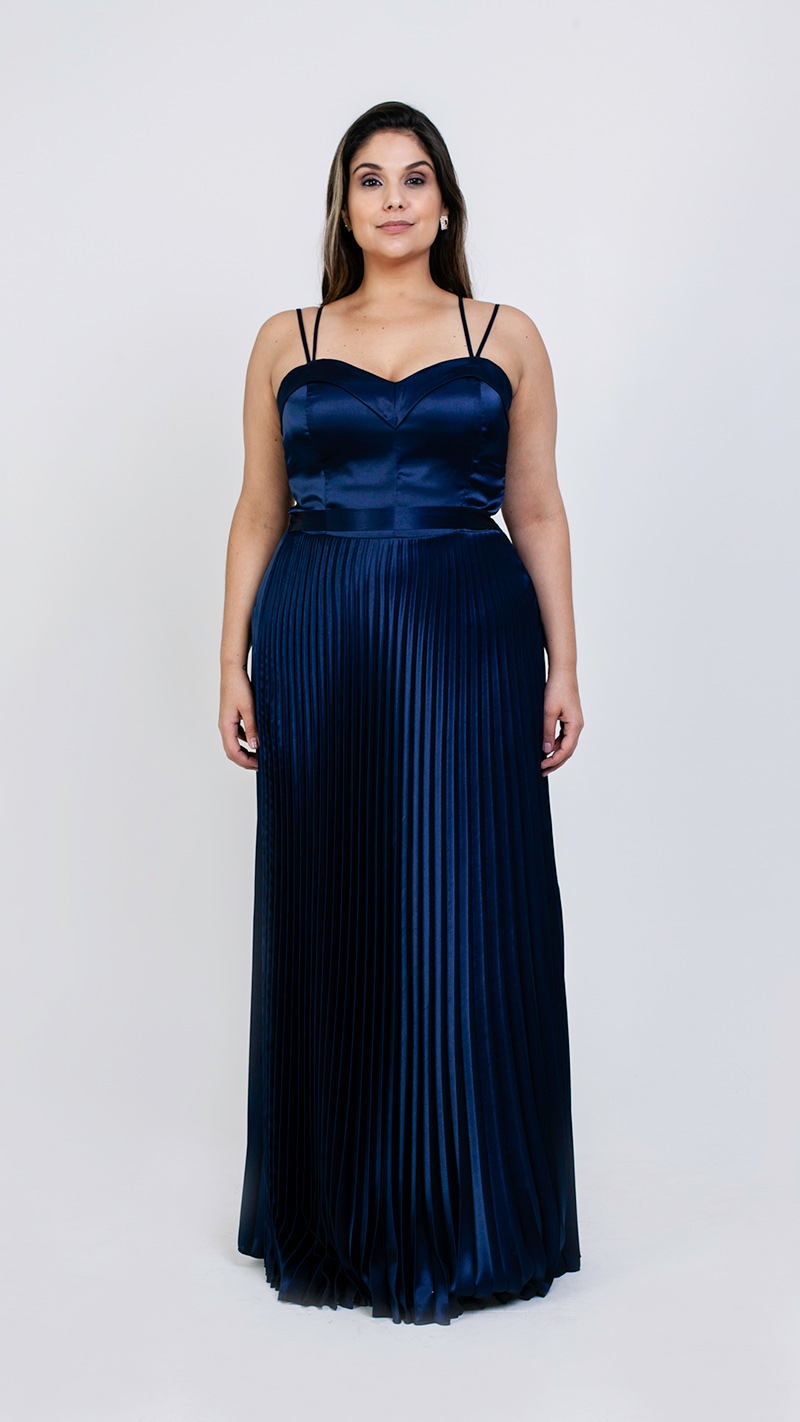 VESTIDO LONGO COM SAIA PLISSADA E DECOTE CORAÇÃO