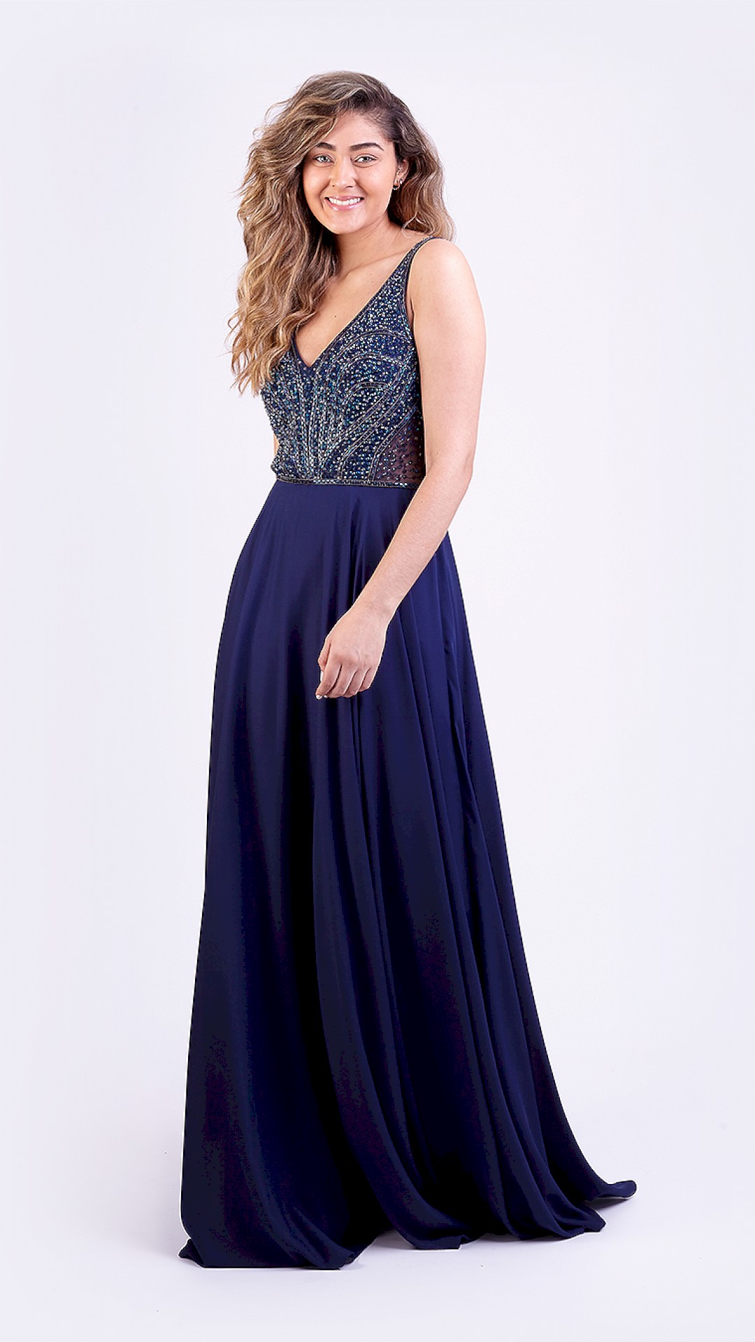 VESTIDO LONGO VOAL DE ALÇAS E PEDRARIA NO BUSTO