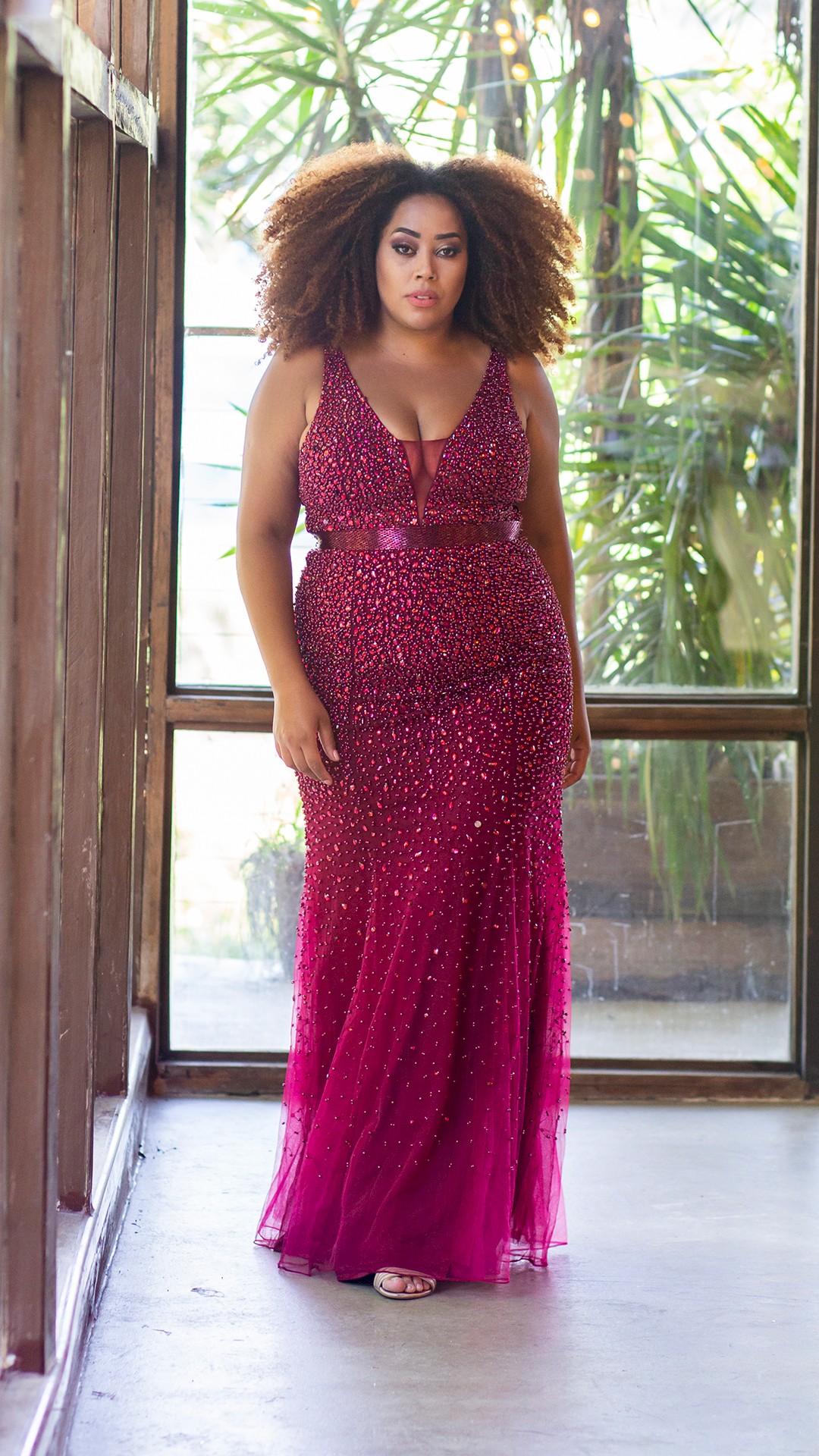 VESTIDO LONGO COM TIRAS NAS COSTAS E PEDRARIA