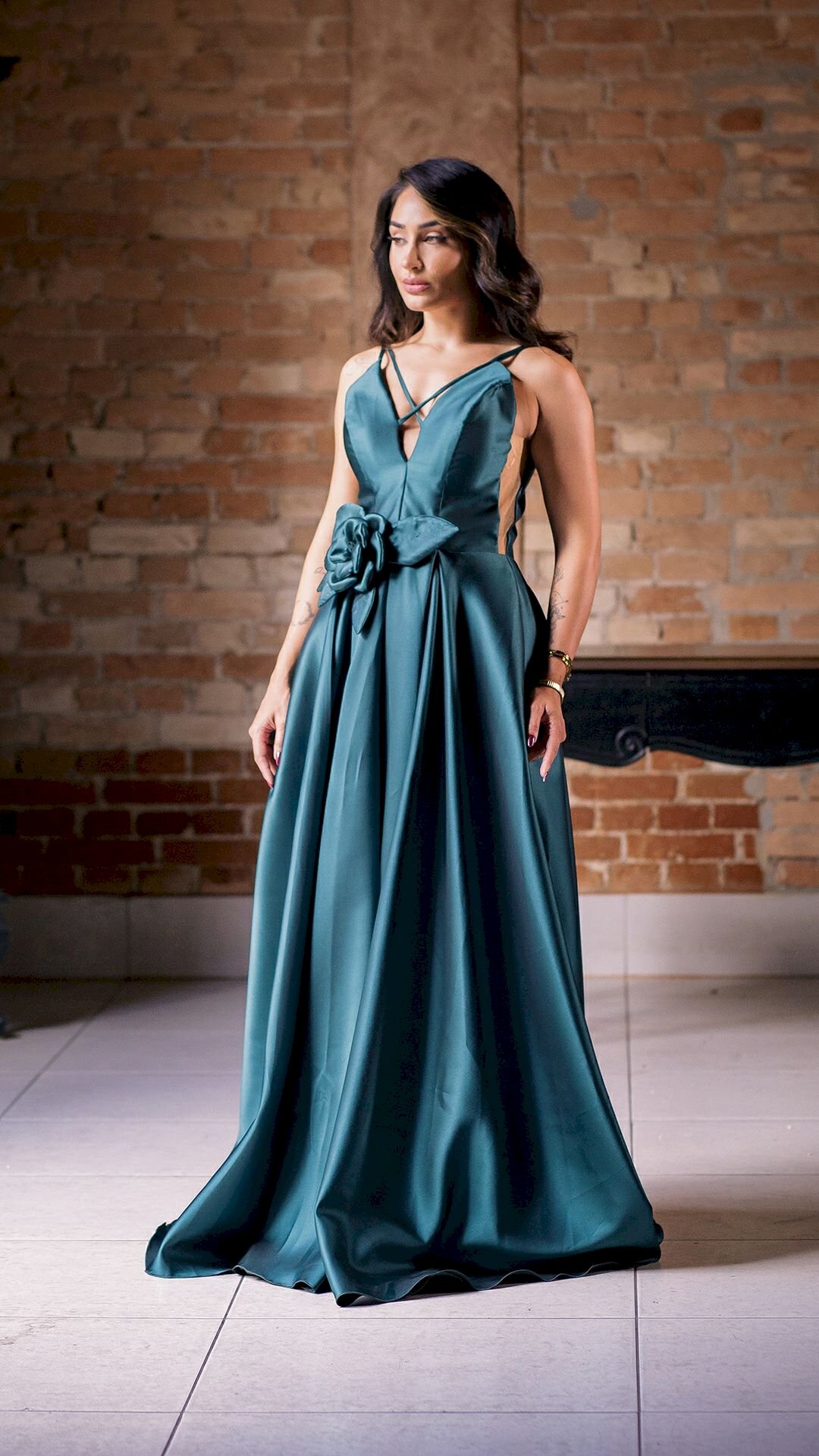 VESTIDO LONGO DE ALÇAS CRUZADAS COM FLOR