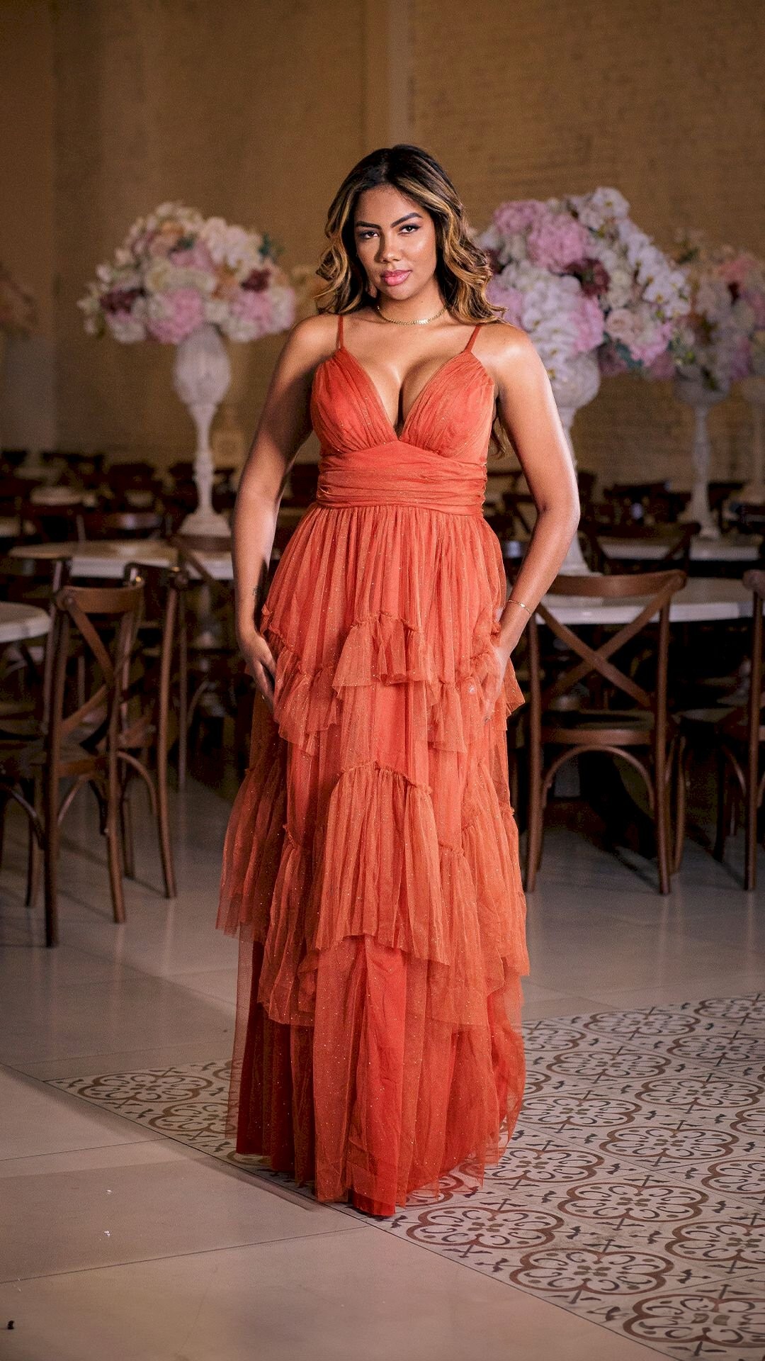 VESTIDO LONGO DE LUREX COM ALÇAS E BABADO NA SAIA
