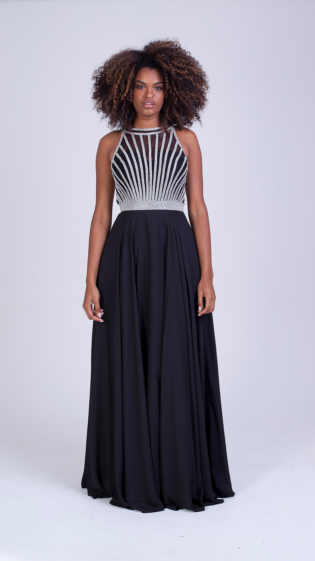 VESTIDO LONGO VOAL GOLA ALTA COM BUSTO DE STRASS