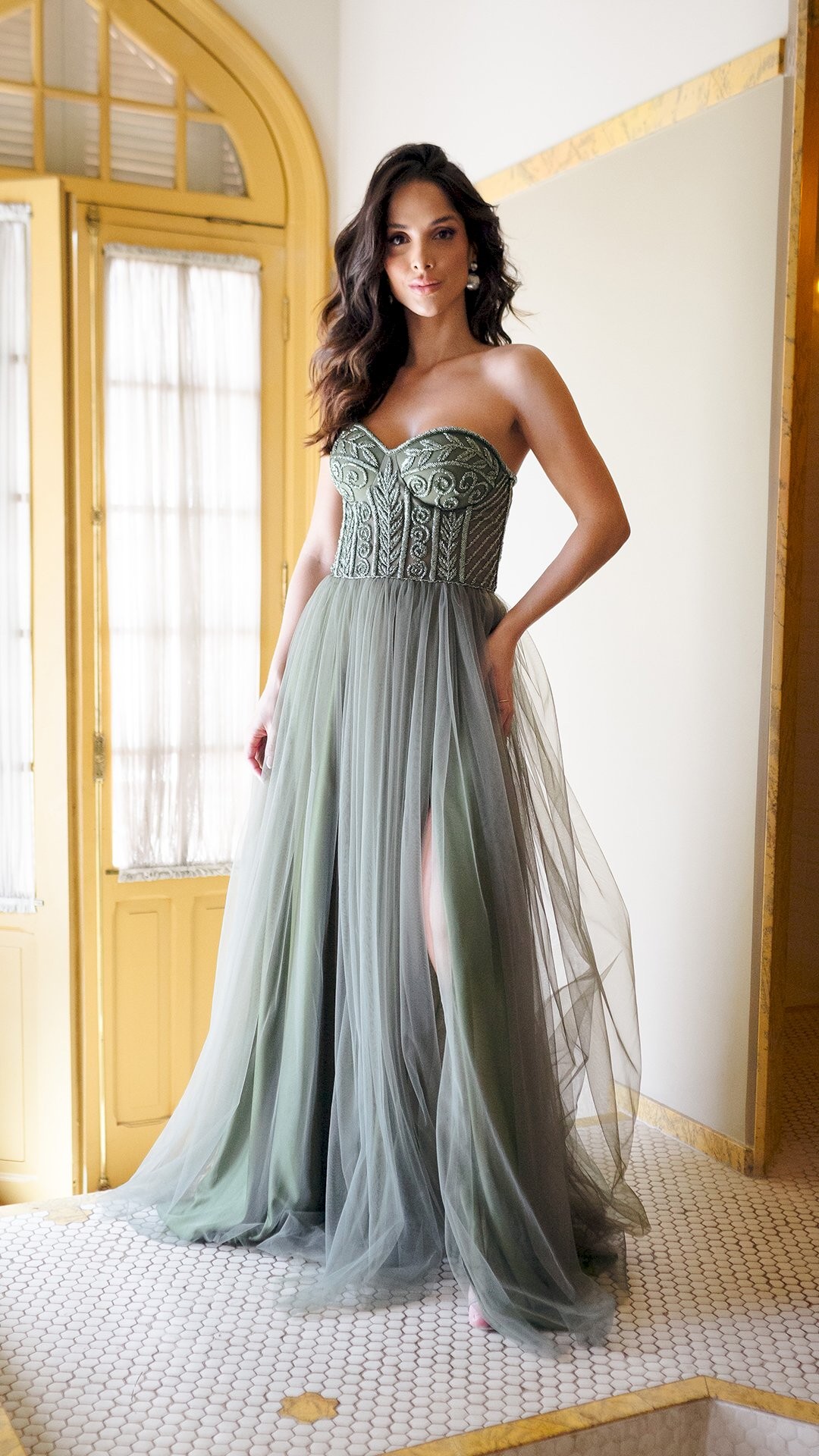 VESTIDO LONGO DE TULE TQC COM BUSTO BORDADO
