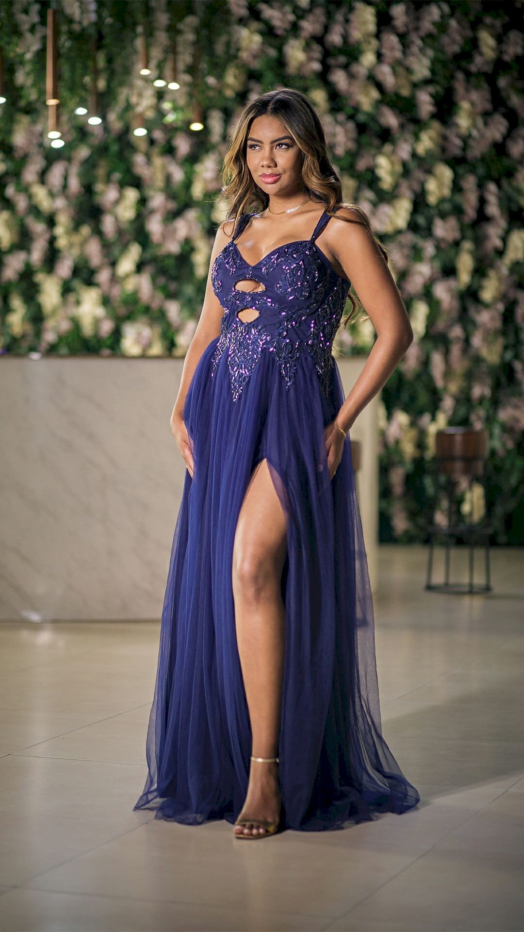 VESTIDO LONGO DE TULE BORDADO COM ALÇAS LARGA