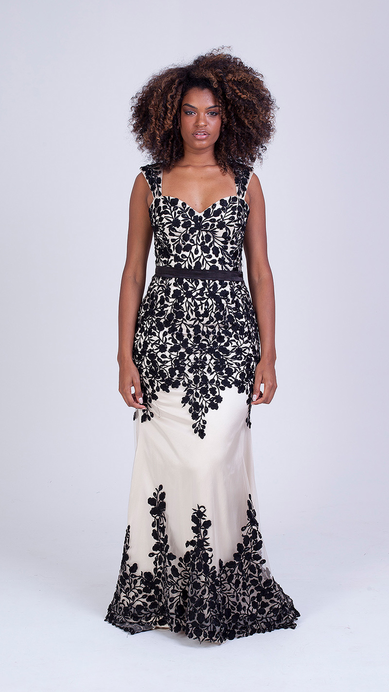 VESTIDO LONGO COM APLICAÇÃO DE FLORES