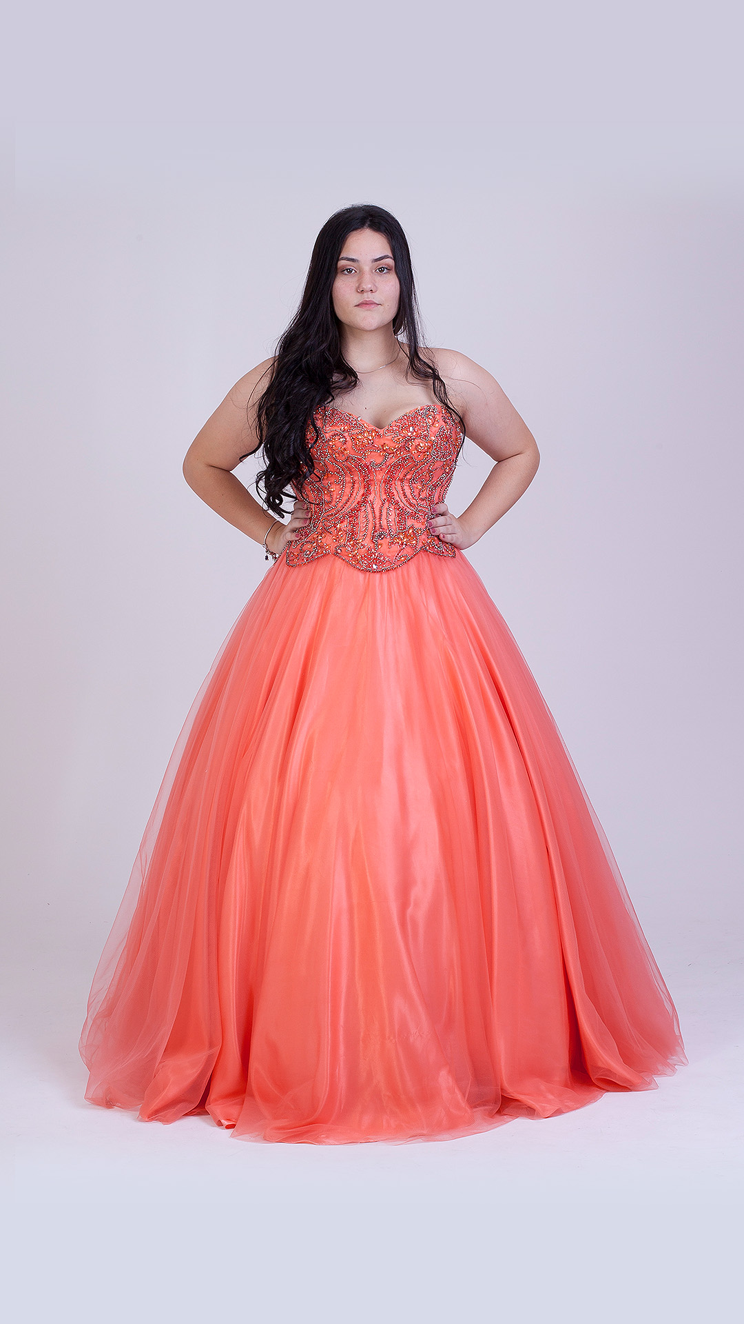 VESTIDO LONGO DEBUTANTE  T.Q.C COM PEDRARIA NO BUSTO