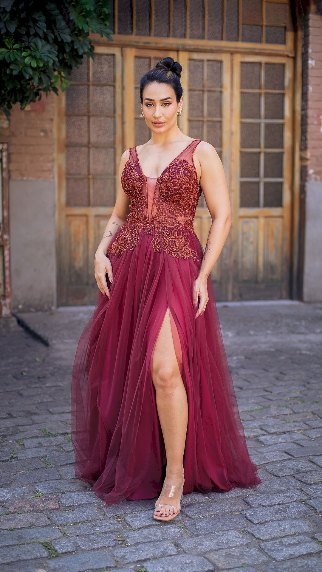 VESTIDO ALÇA COM BORDADO DE FLORES NO BUSTO ATÉ A CINTURA 