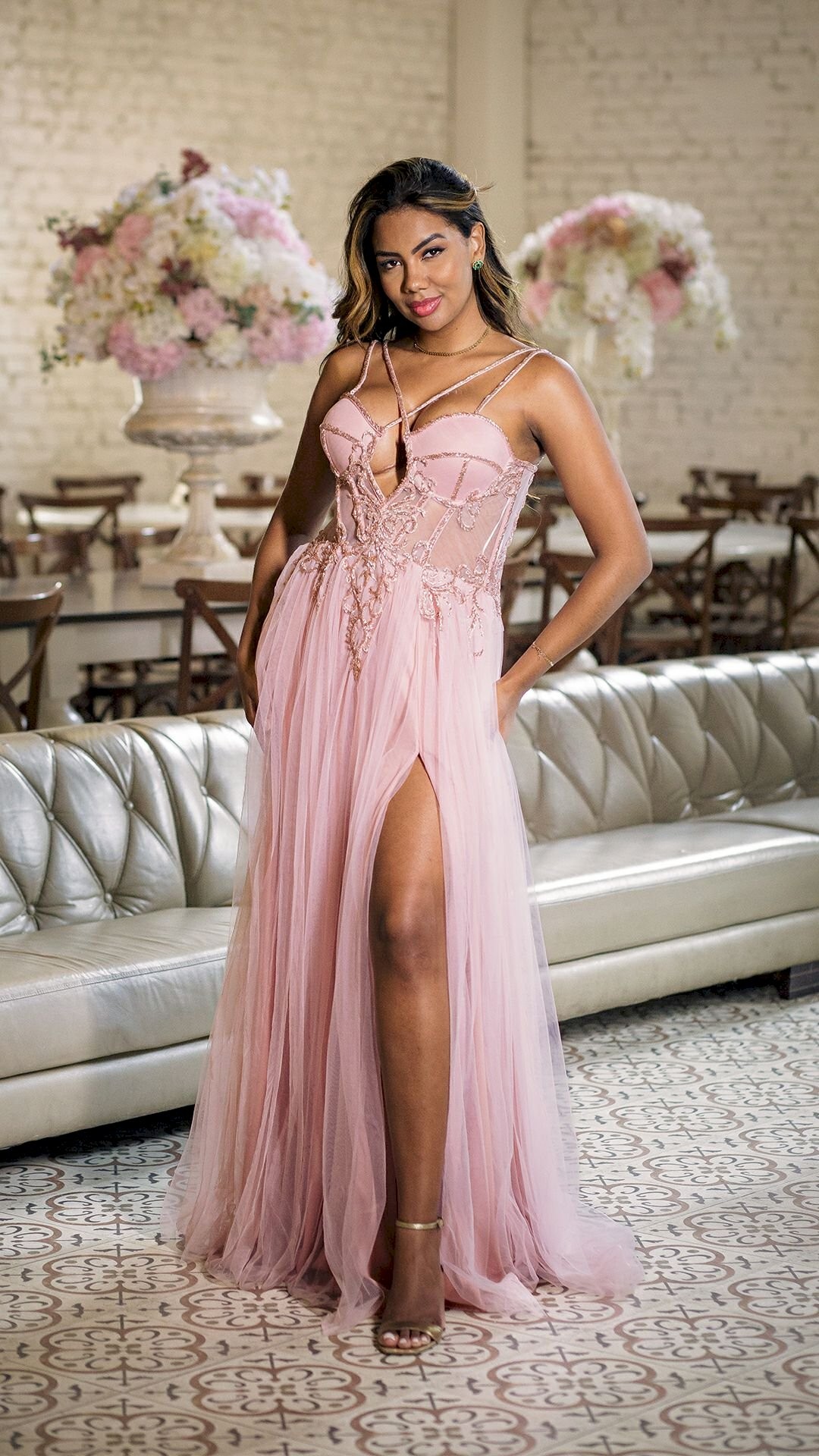VESTIDO LONGO DE TULE COM ALÇAS CRUZADAS E BORDADO