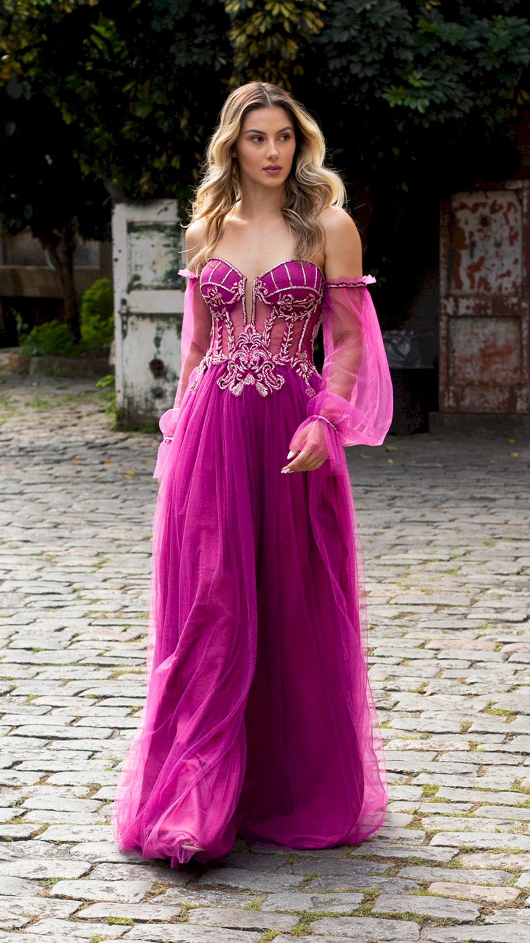 VESTIDO LONGO DE TULE CIGANINHA COM BUSTO ELABORADO