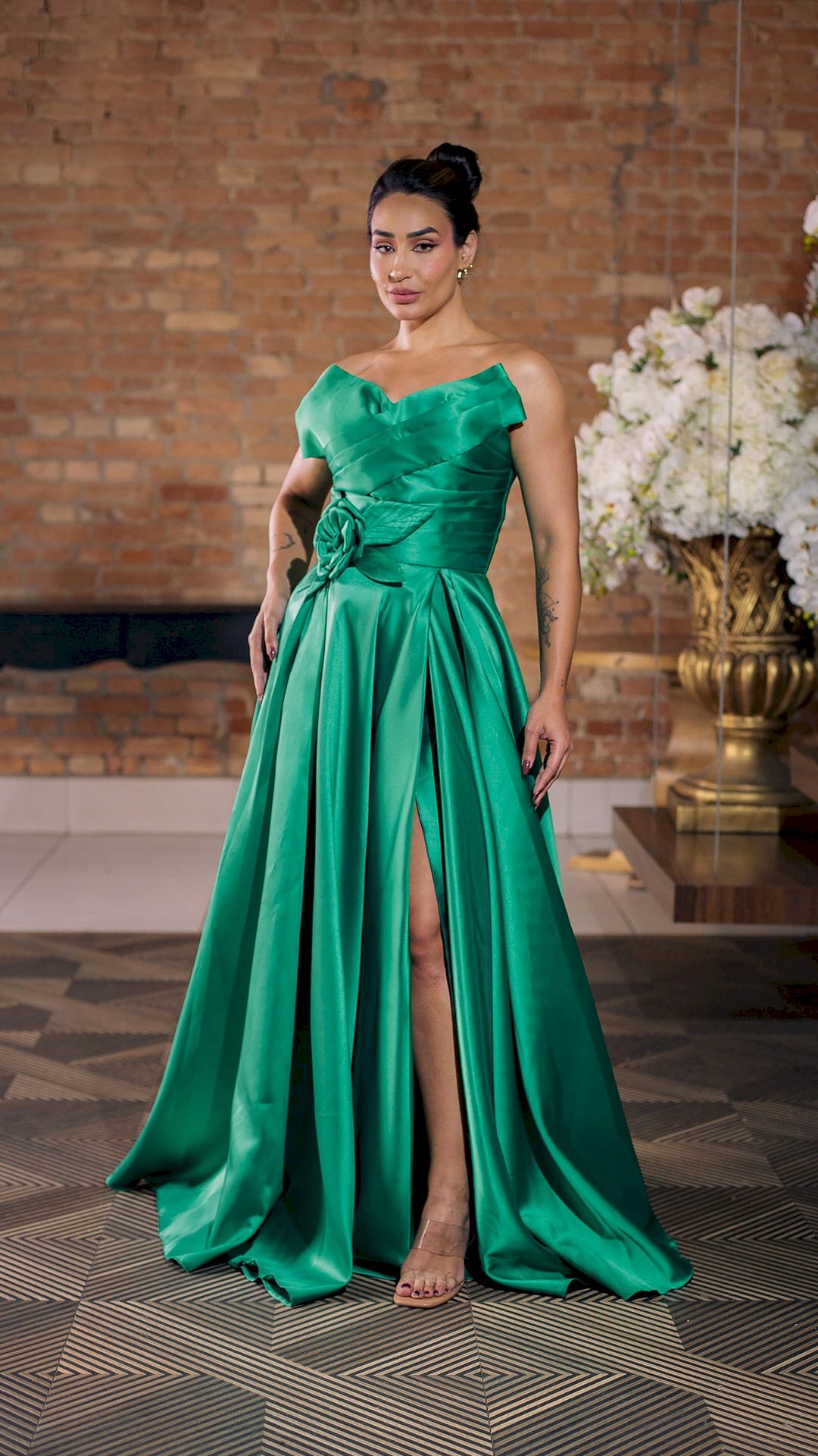 VESTIDO LONGO ALFAIATARIA DE CETIM COM FLOR DA CINTURA