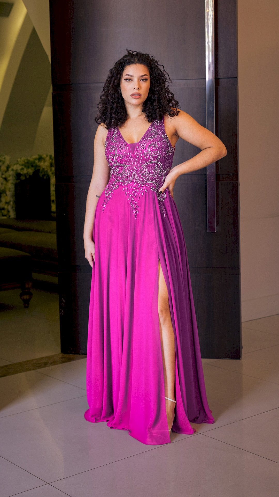 VESTIDO LONGO VOAL REGATA COM BUSTO DE PEDRARIA