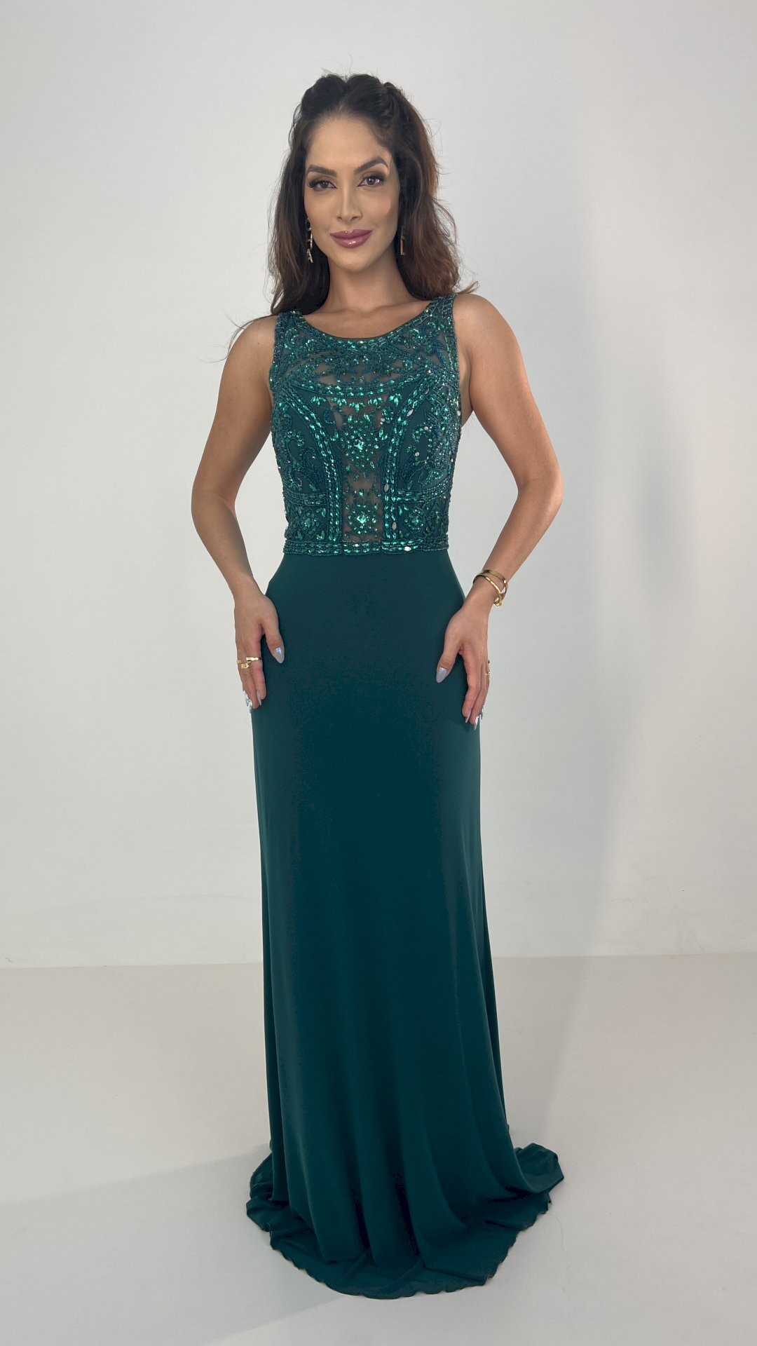 VESTIDO LONGO SEREIA COM PEDRARIA E FAIXA NAS COSTAS