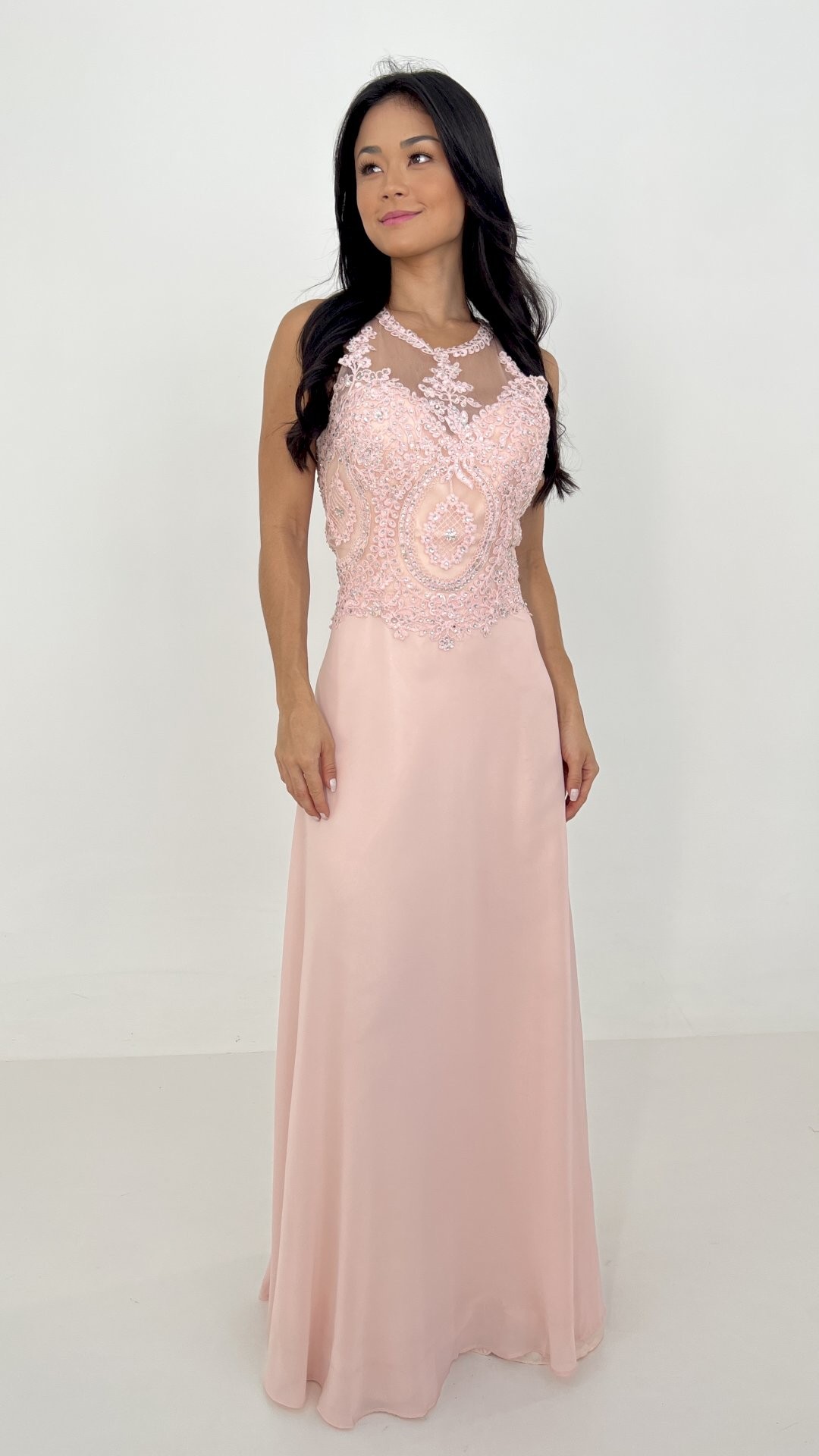 VESTIDO LONGO VOAL GOLA ALTA COM STRASS NO BUSTO