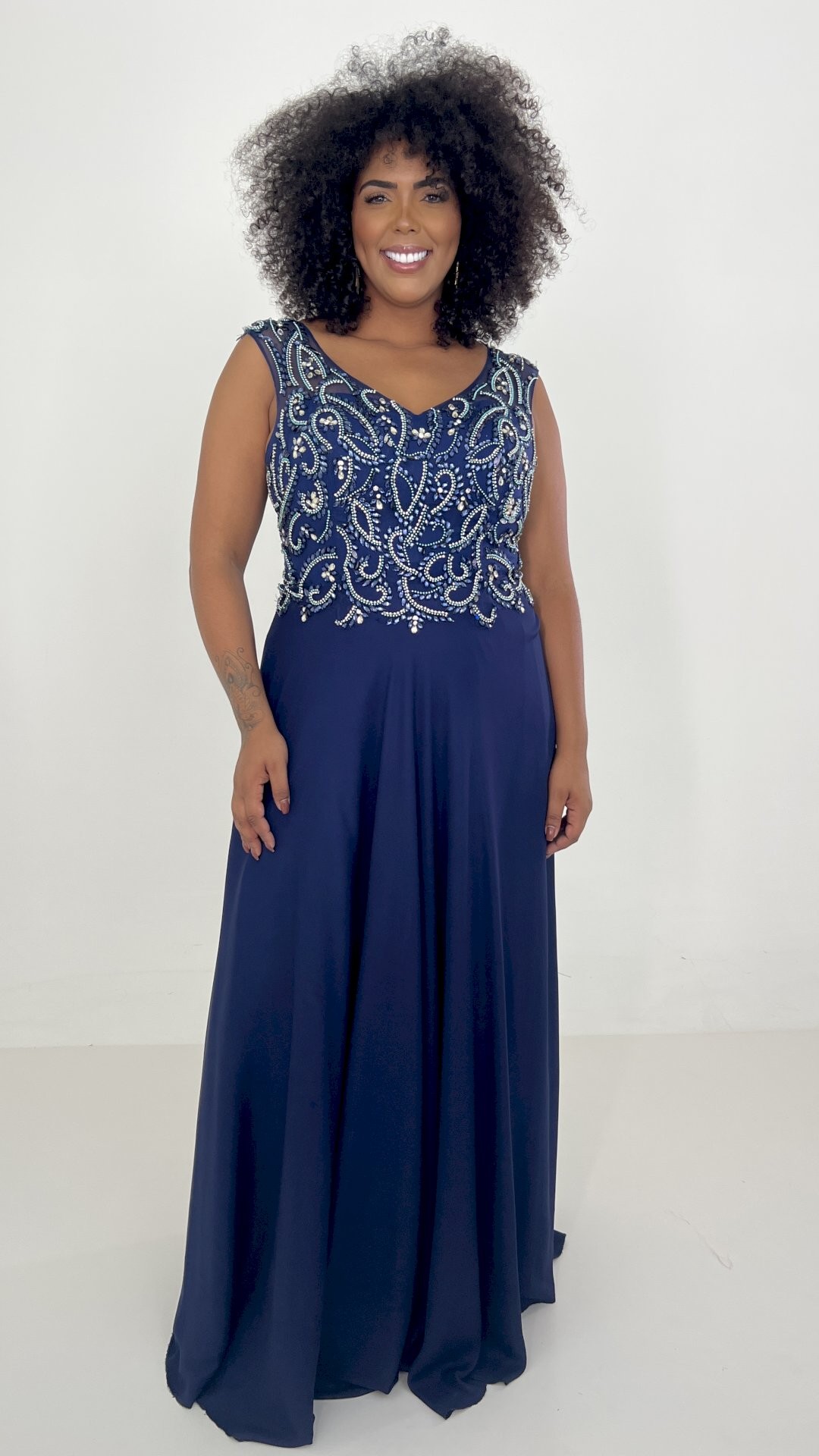 VESTIDO LONGO VOAL COM PEDRARIA NO BUSTO
