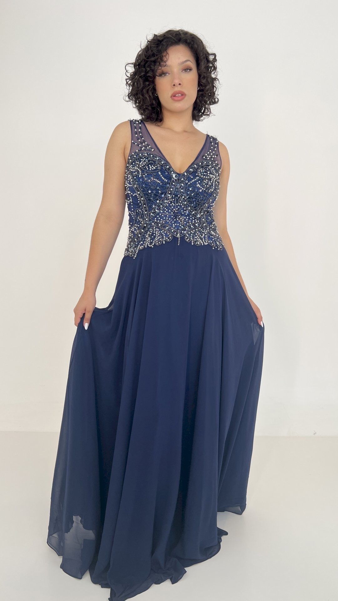 VESTIDO LONGO VOAL COM BORDADO NO BUSTO