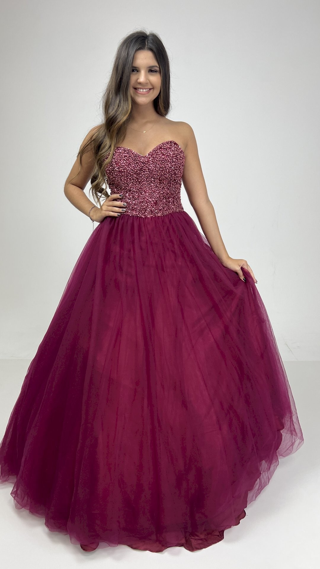 VESTIDO LONGO DEBUTANTE T.Q.C COM PEROLAS NO BUSTO