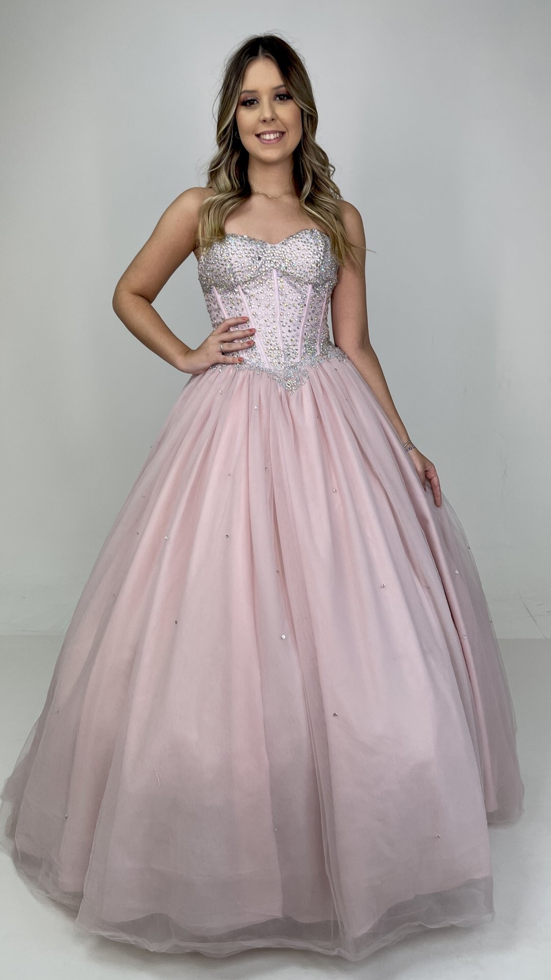 VESTIDO LONGO DEBUTANTE T.Q.C COM STRASS NO BUSTO