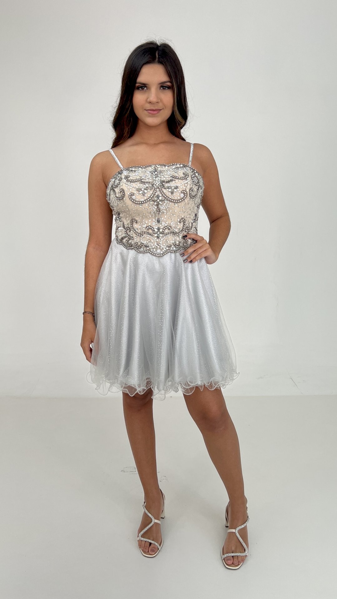 VESTIDO CURTO DEBUTANTE T.Q.C COM PEDRARIA