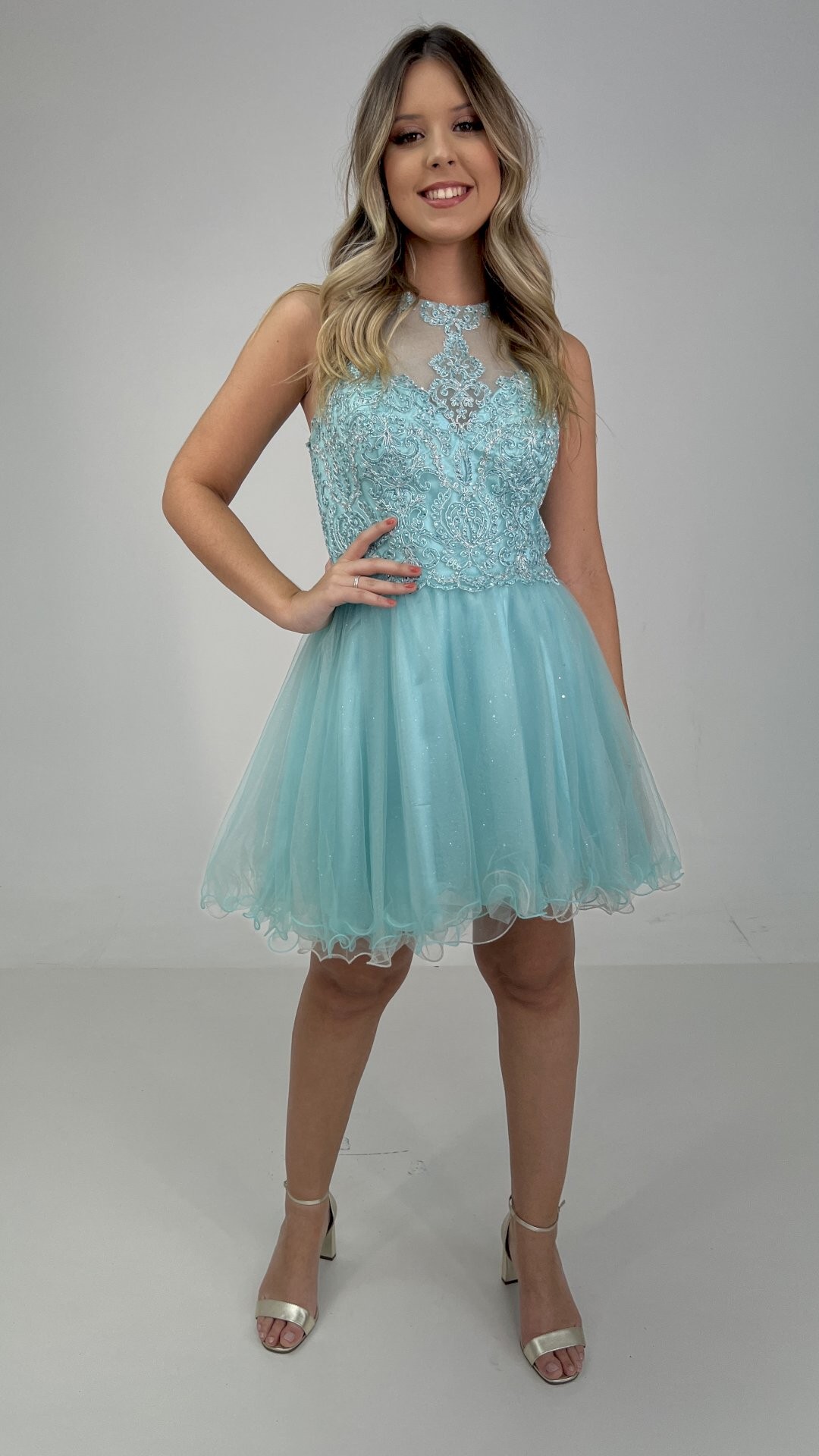 VESTIDO CURTO DEBUTANTE GOLA ALTA COM STRASS