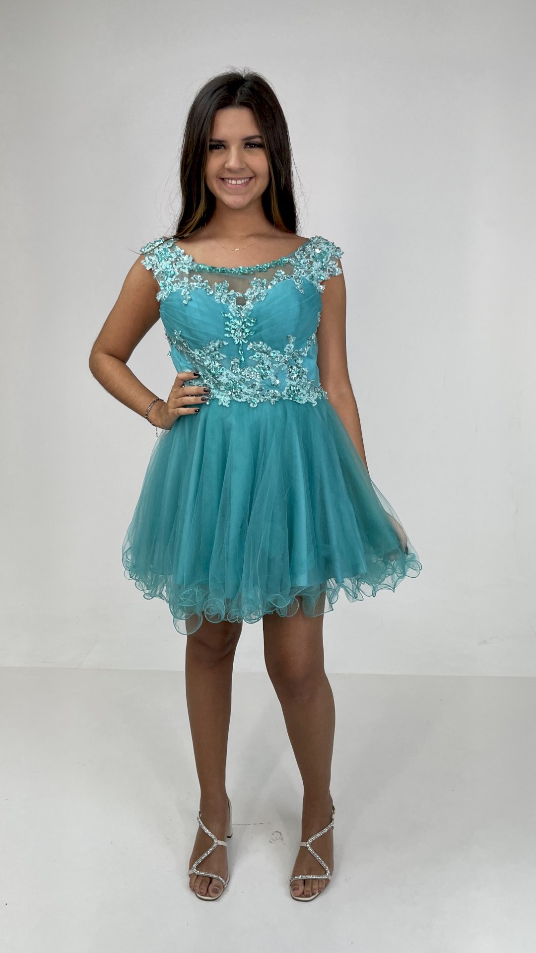 VESTIDO CURTO DEBUTANTE COM GRIPPIR E TULE