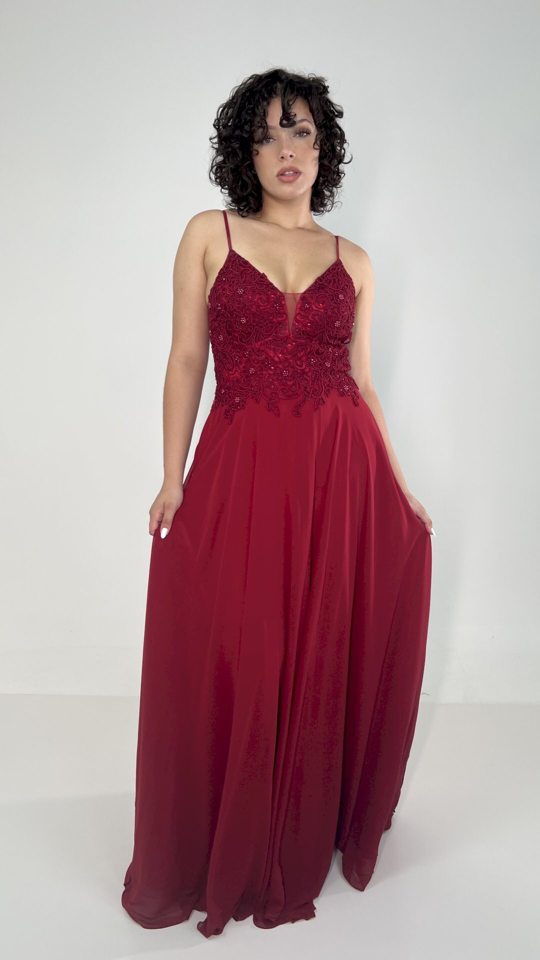 VESTIDO LONGO VOAL COM BORDADO NO BUSTO