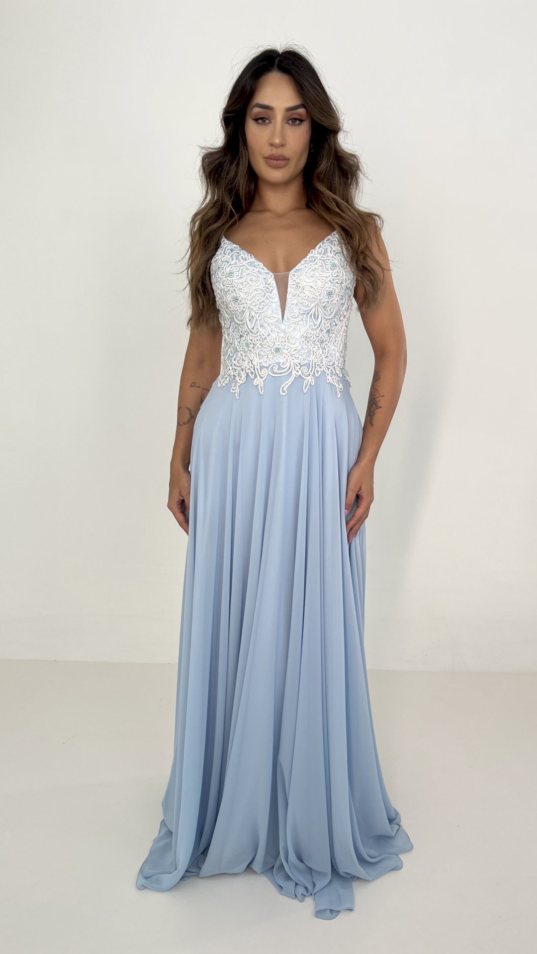 VESTIDO LONGO VOAL COM BORDADO NO BUSTO