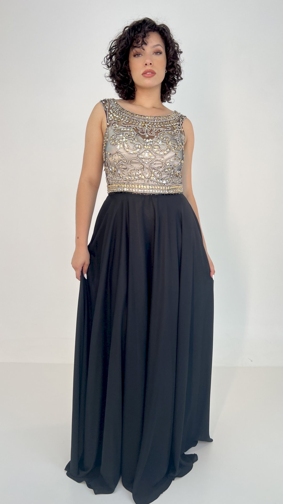 VESTIDO LONGO VOAL COM PEDRARIA NO BUSTO