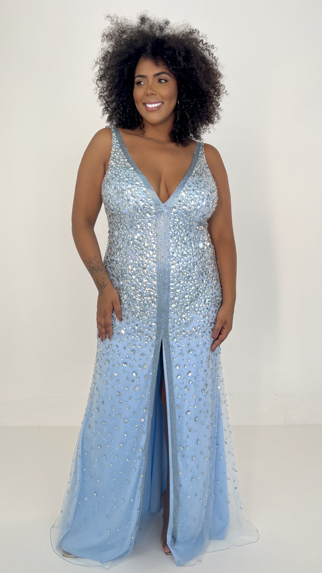 VESTIDO LONGO COM PEDRARIA E FENDA NA FRENTE