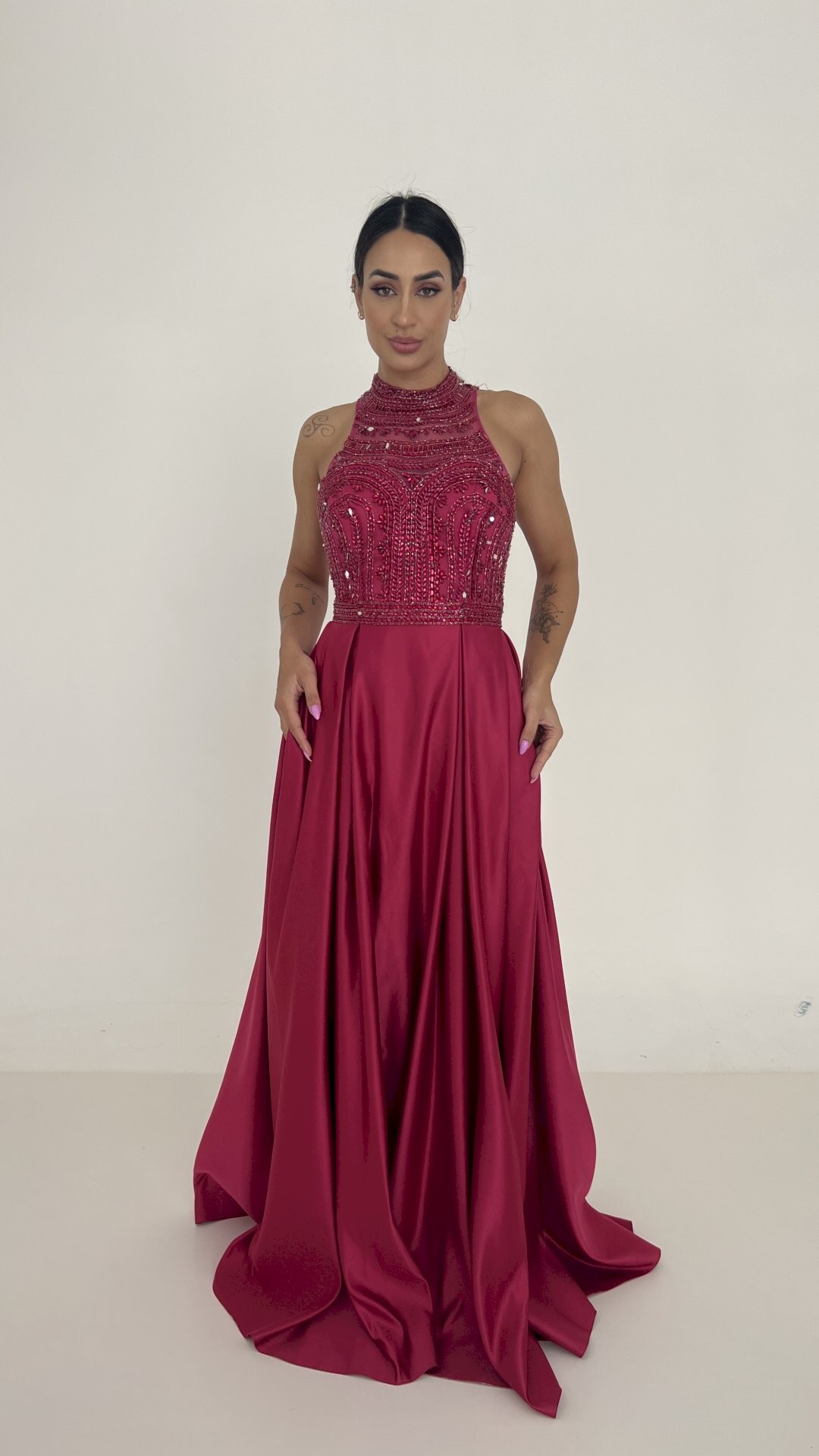 VESTIDO LONGO VOAL GOLA ALTA COM PEDRARIA