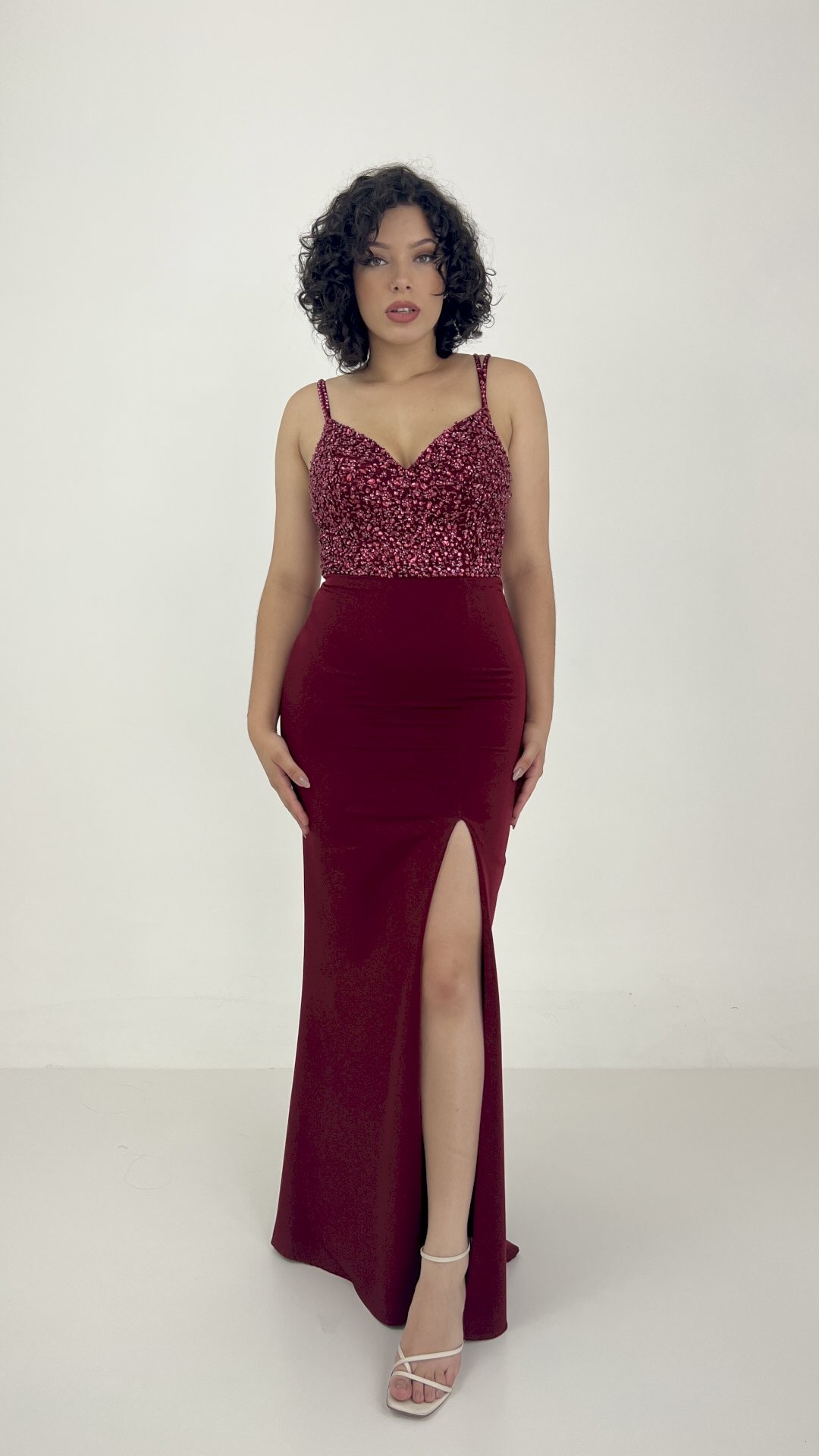 VESTIDO LONGO SEREIA COM FENDA E BUSTO COM PEDRARIA