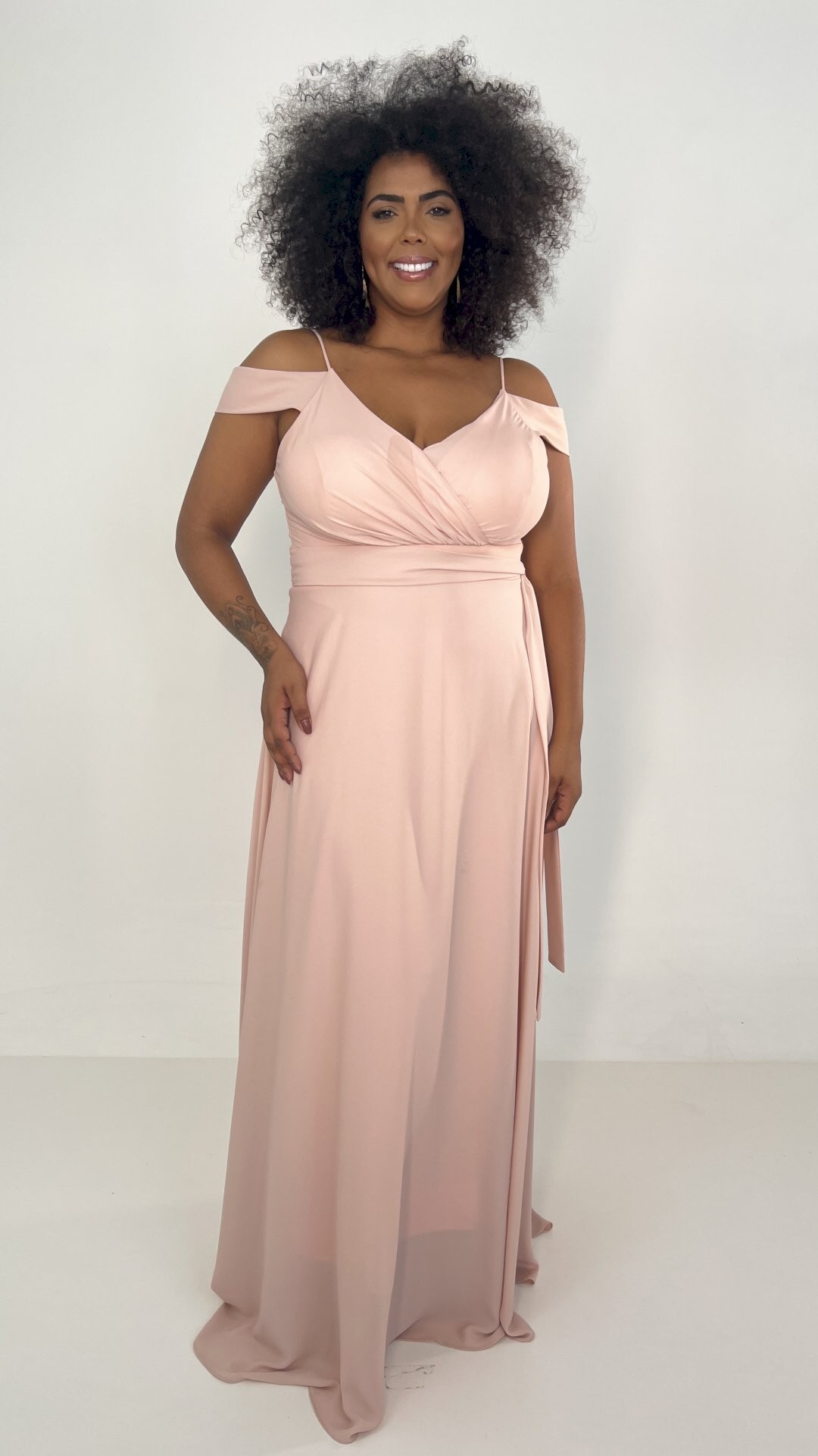 VESTIDO LONGO VOAL OMBRO A OMBRO COM AMARRAÇÃO 