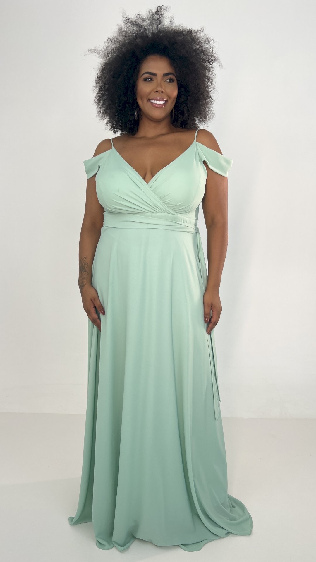 VESTIDO LONGO VOAL OMBRO A OMBRO COM AMARRAÇÃO 