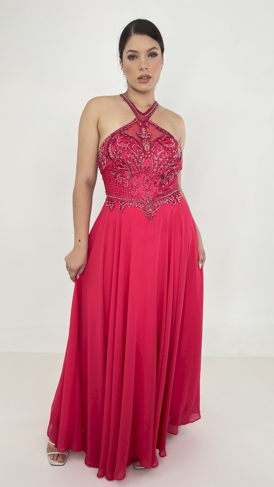 VESTIDO LONGO VOAL GOLA ALTA COM PEDRAS NO BUSTO