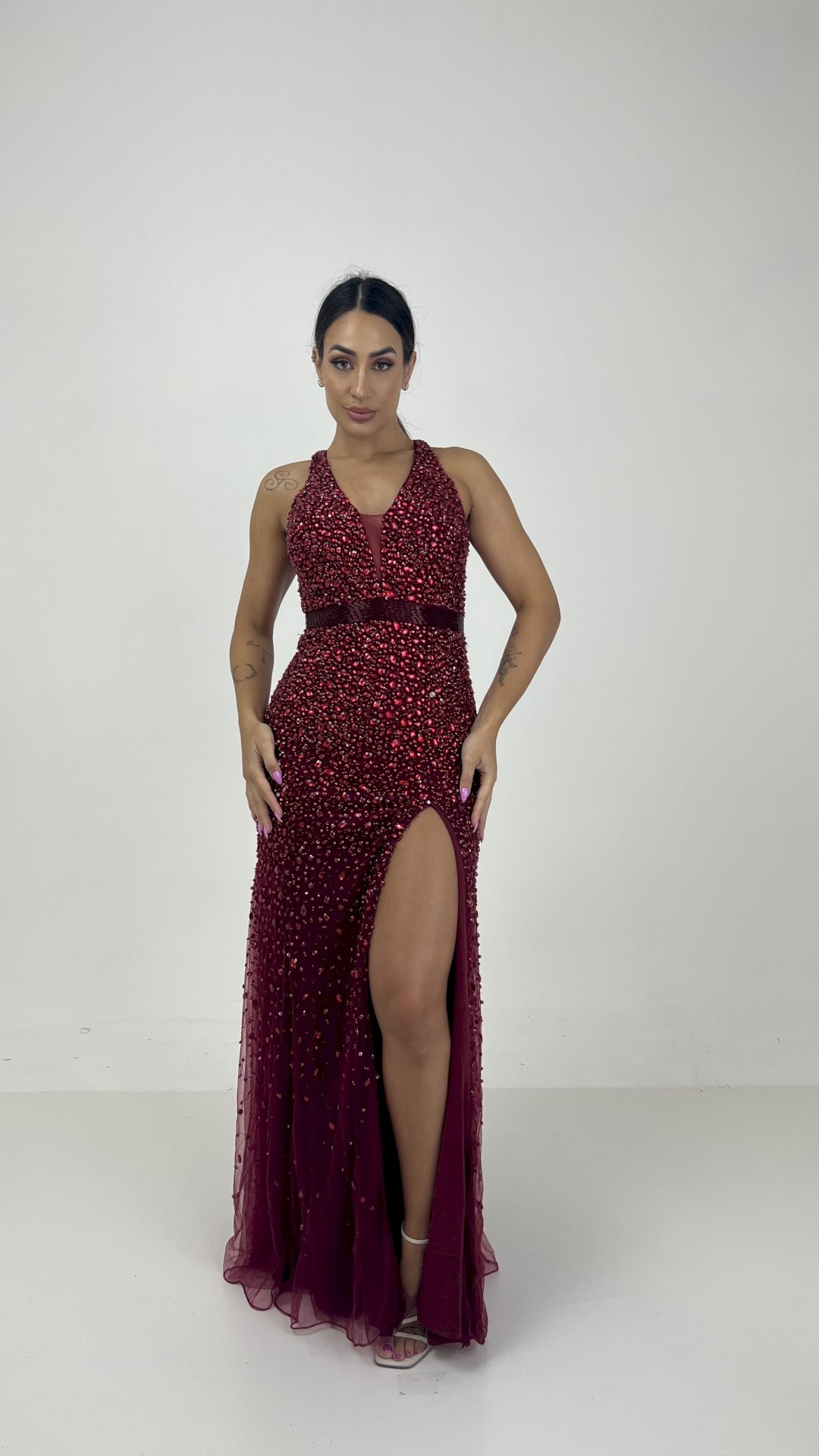 VESTIDO LONGO COM FENDA E PEDRARIA 