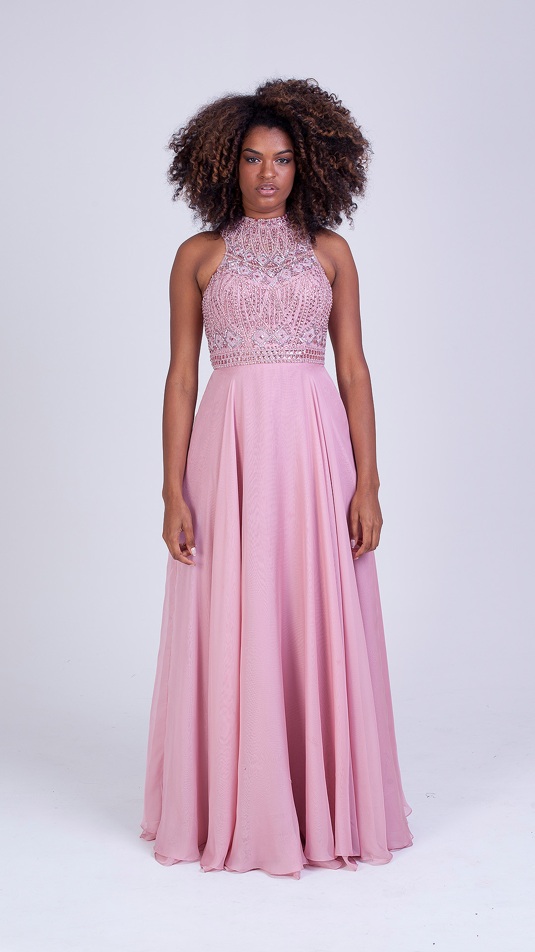 VESTIDO LONGO VOAL GOLA ALTA COM PEDRARIA NO BUSTO