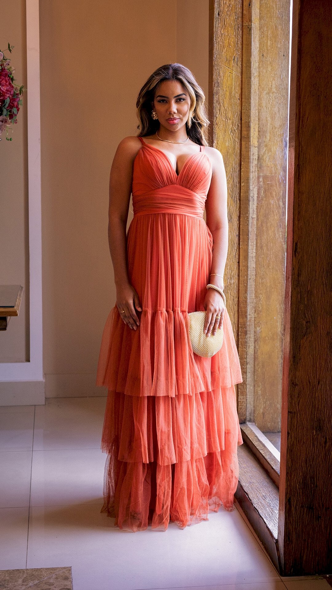 VESTIDO LONGO DE TULE COM BABADOS NA SAIA